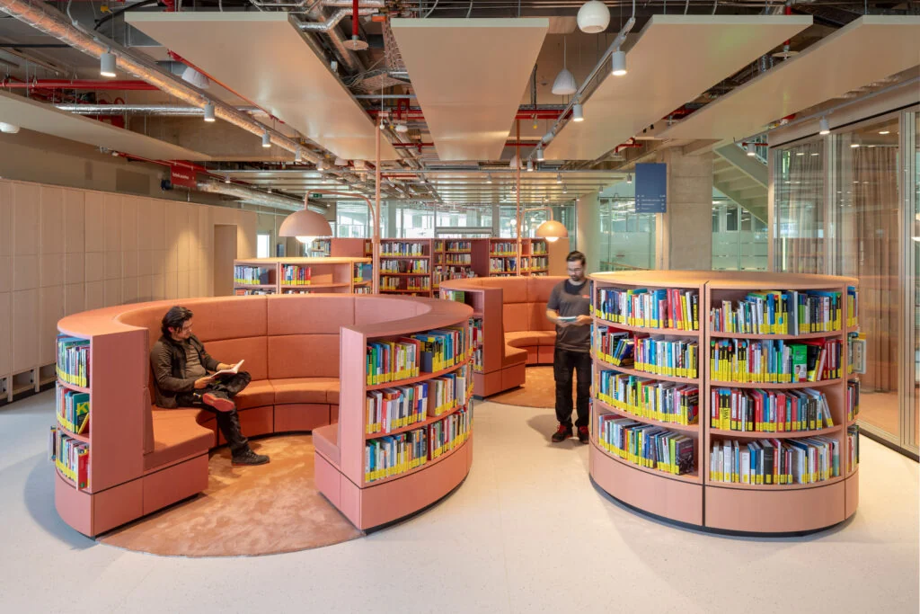 Вместо витрин - книги и люди: MVRDV превратила универмаг в городскую гостиную