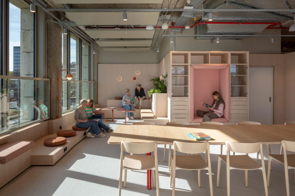 Вместо витрин - книги и люди: MVRDV превратила универмаг в городскую гостиную