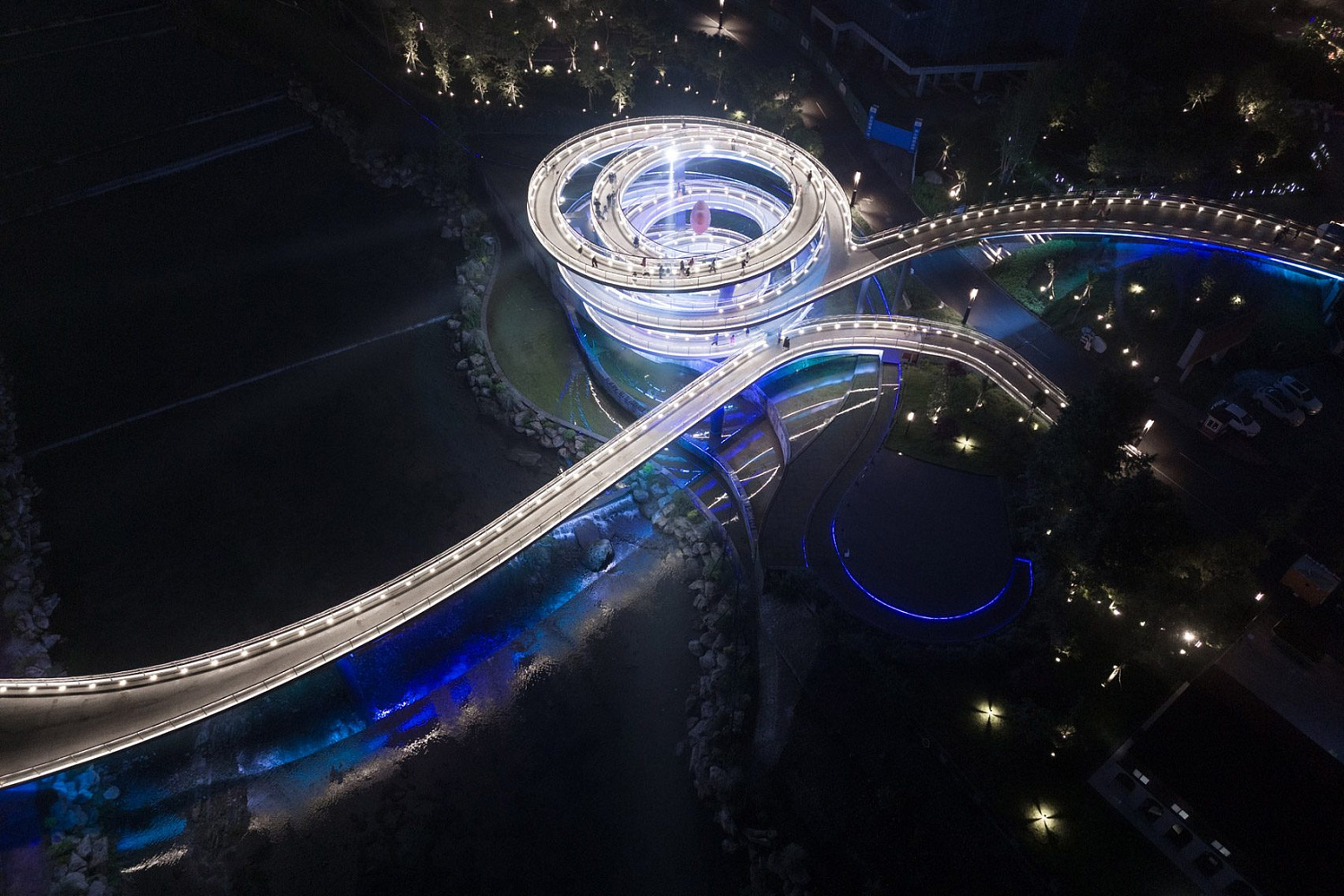 Архитектурное бюро ZZHK Architects завершило строительство моста со спиральной смотровой площадкой в Китае