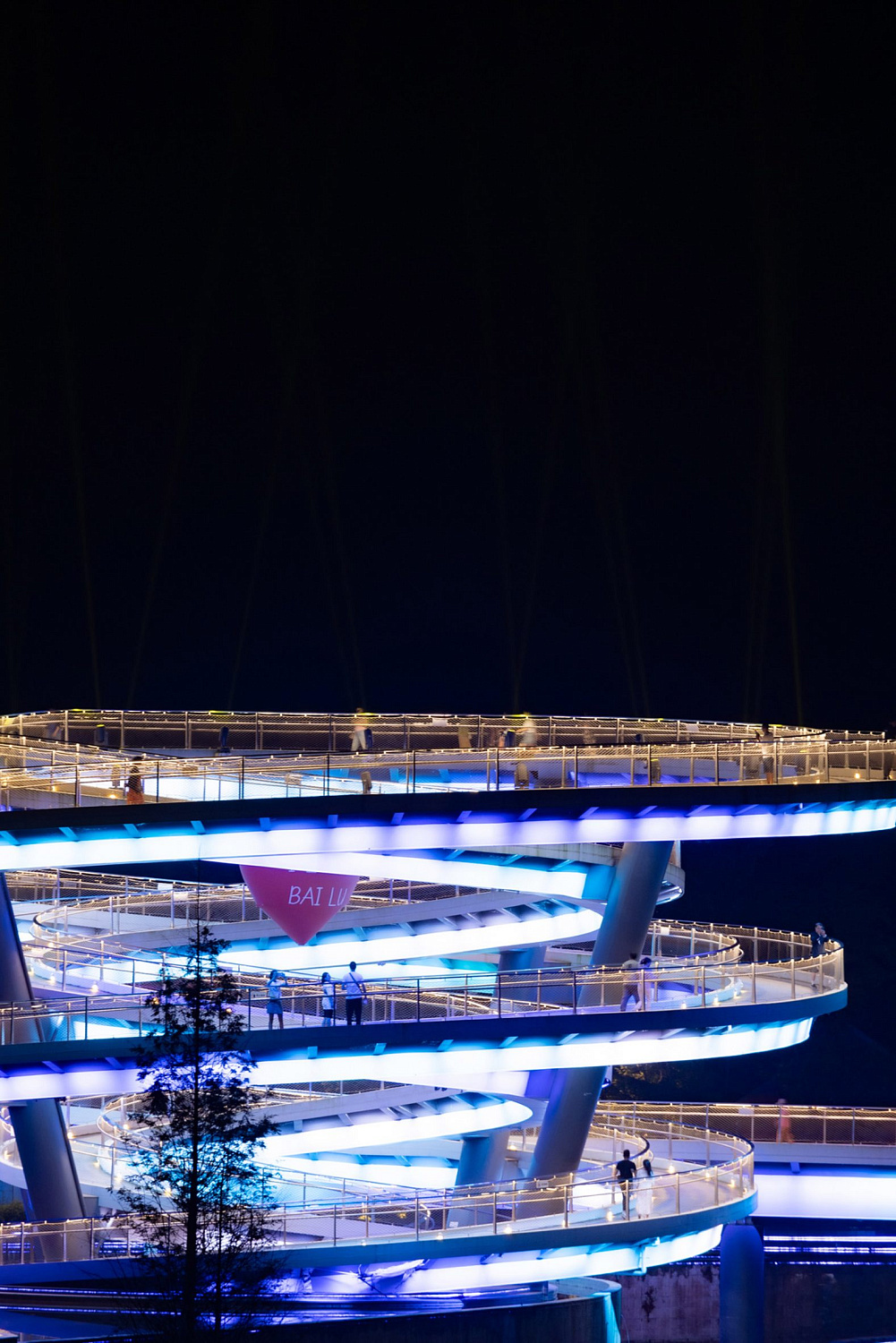 Архитектурное бюро ZZHK Architects завершило строительство моста со спиральной смотровой площадкой в Китае