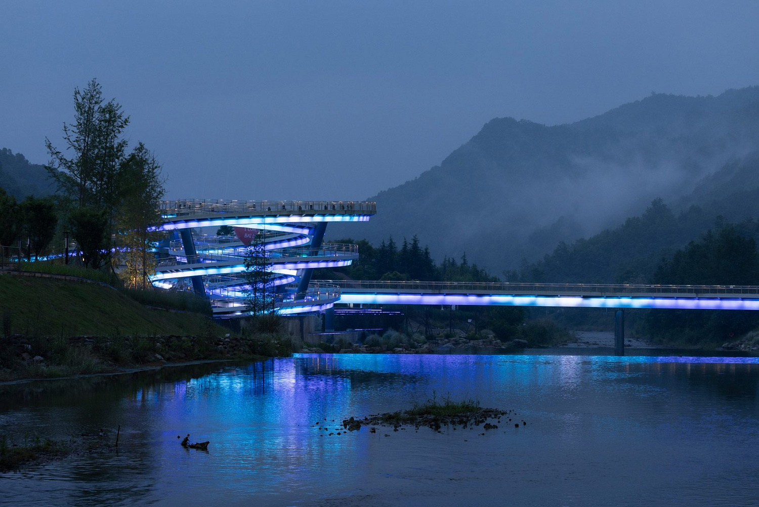 Архитектурное бюро ZZHK Architects завершило строительство моста со спиральной смотровой площадкой в Китае