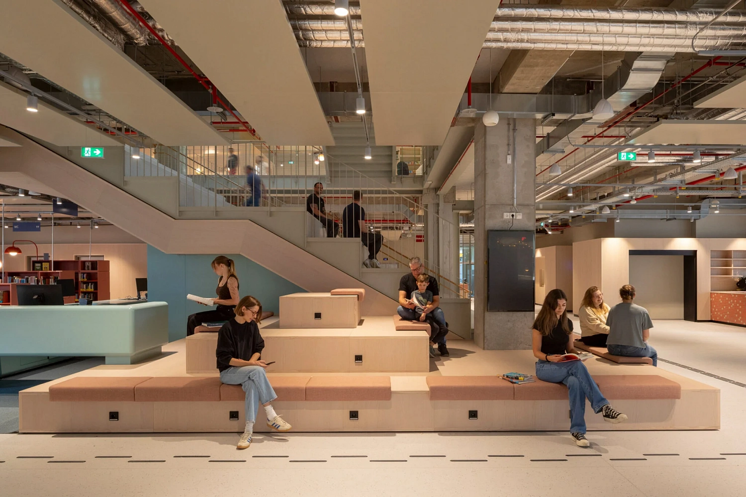 Вместо витрин - книги и люди: MVRDV превратила универмаг в городскую гостиную