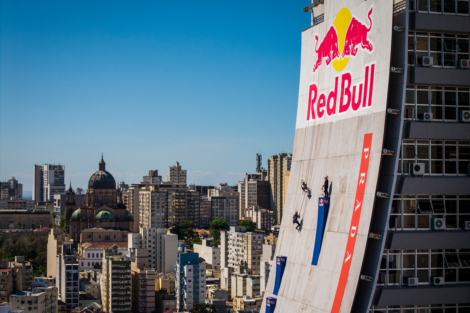 Red Bull и Prada превратили бразильский небоскрёб в гигантский скейт-рамп