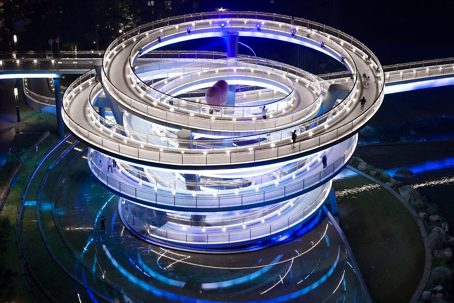 Архитектурное бюро ZZHK Architects завершило строительство моста со спиральной смотровой площадкой в Китае