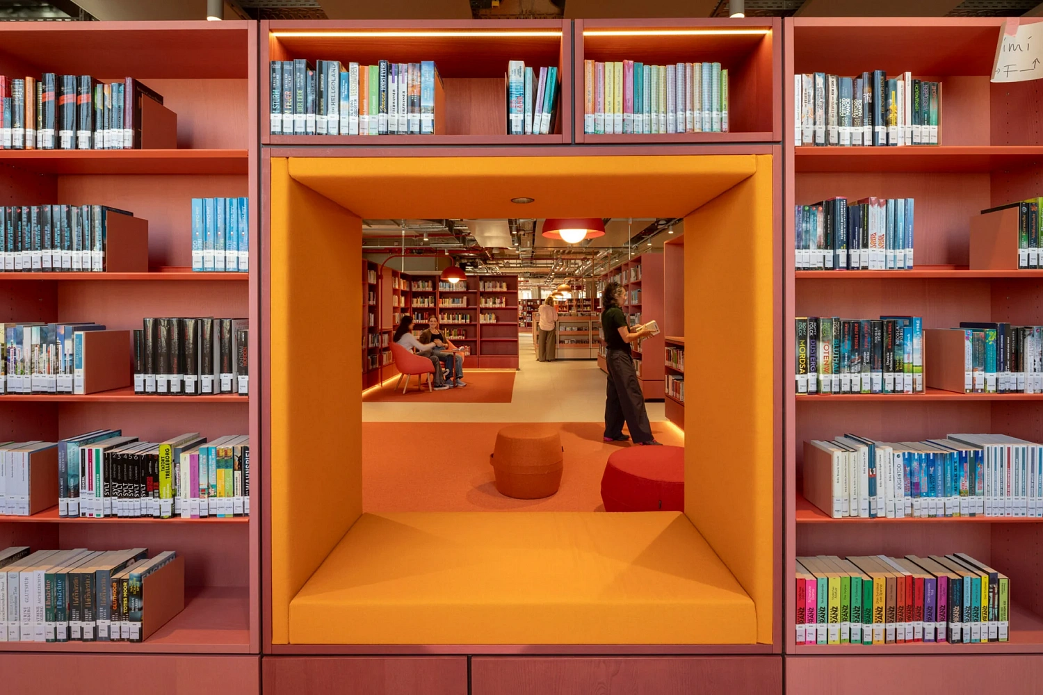 Вместо витрин - книги и люди: MVRDV превратила универмаг в городскую гостиную