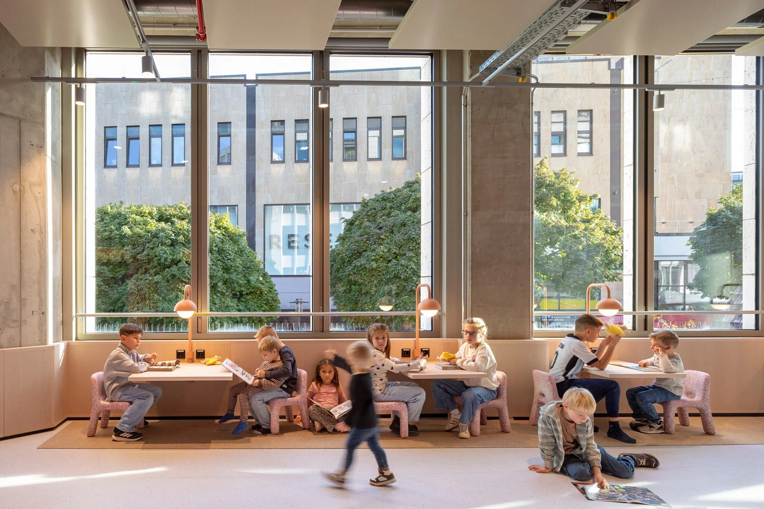 Вместо витрин - книги и люди: MVRDV превратила универмаг в городскую гостиную
