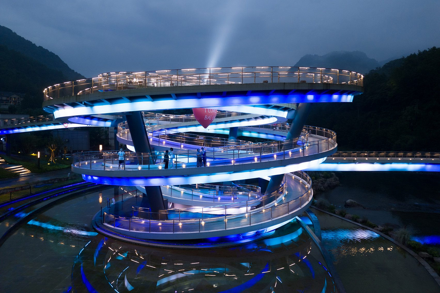 Архитектурное бюро ZZHK Architects завершило строительство моста со спиральной смотровой площадкой в Китае