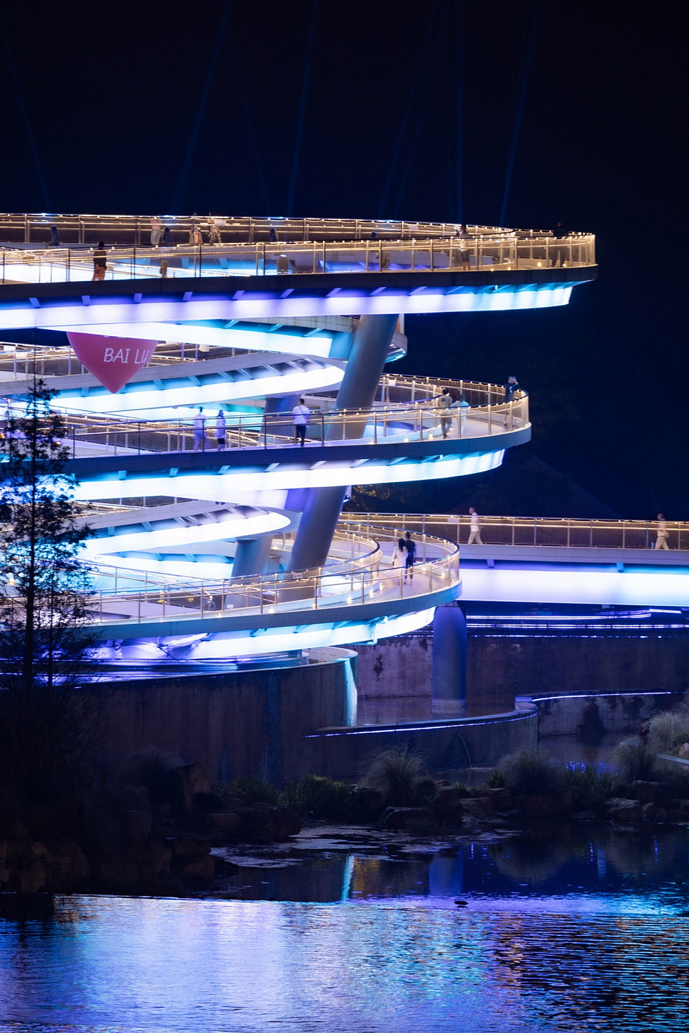 Архитектурное бюро ZZHK Architects завершило строительство моста со спиральной смотровой площадкой в Китае