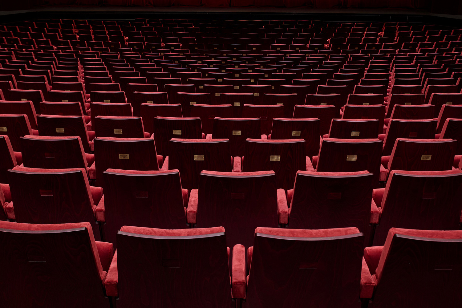 В Мельбурне восстановили театр с потолком из 75 тысяч латунных шаров
